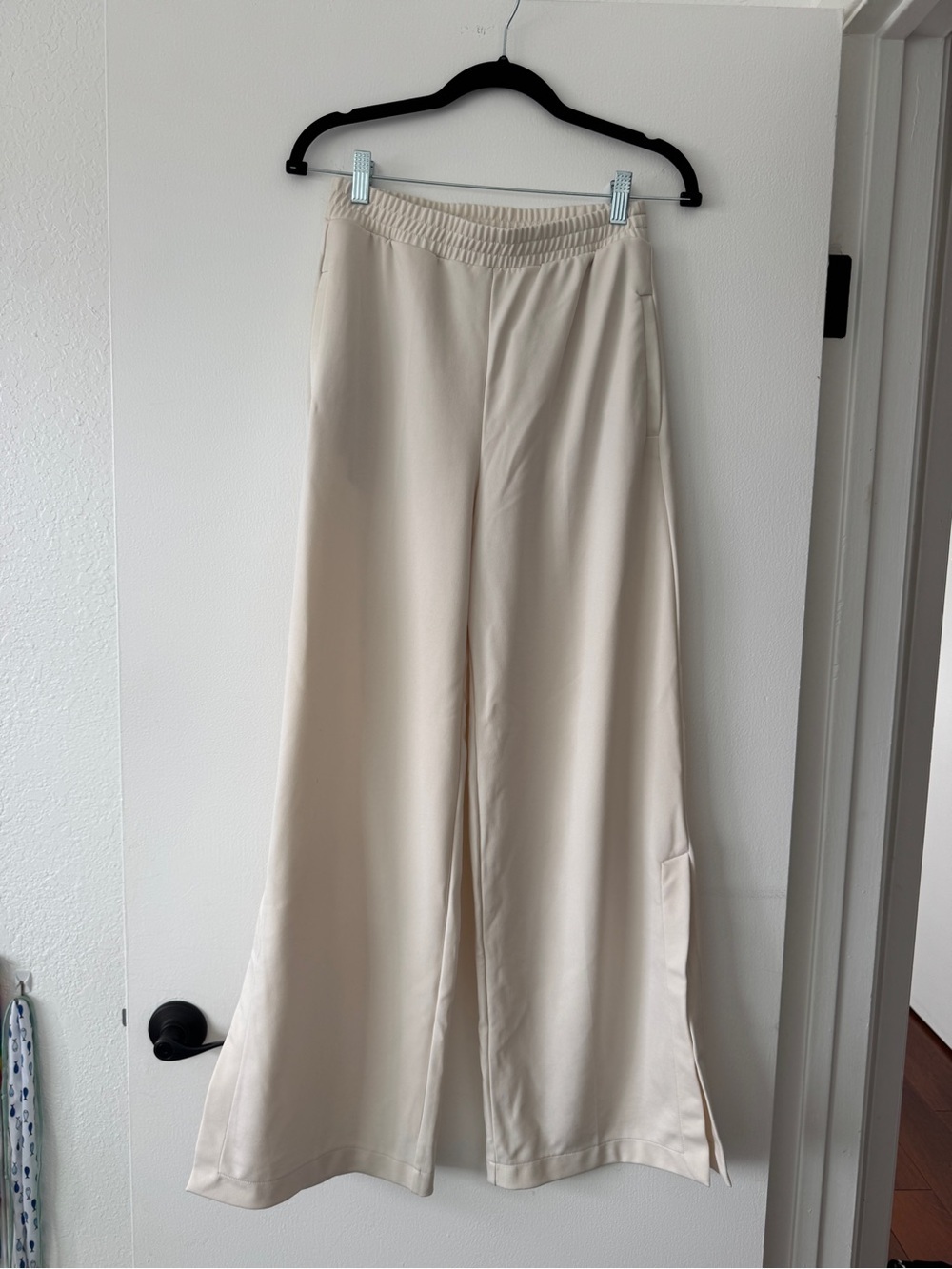 MMG Cream Wide Leg Pants | Size Small | Pull-On | Side Slit Hem